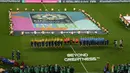 Pemain Timnas Australia (kiri) dan pemain Timnas Inggris bersiap sebelum laga semifinal Piala Dunia Wanita 2023 di Stadium Australia, Sydney, 16 Agustus 2023. (AP Photo/Mark Baker)