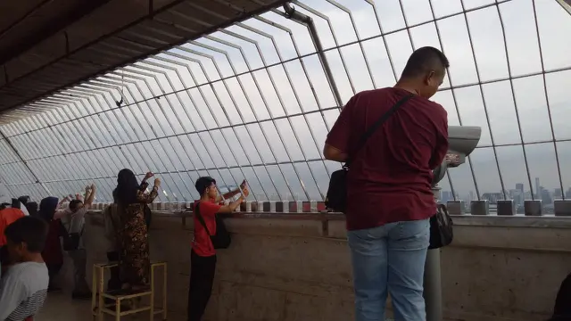 Suasana menatap ibu kota dari Puncak Monas.