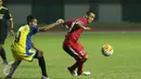 Pemain Timnas Indonesia U-19, Aulia Hidayat (kanan) berebut bola dengan pemain Patriot Candrabhaga FC saat laga latih tanding di Stadion Patriot, Bekasi, Kamis (27/4). Timnas Indonesia U-19 unggul 2-0. (Liputan6.com/Helmi Fithriansyah)