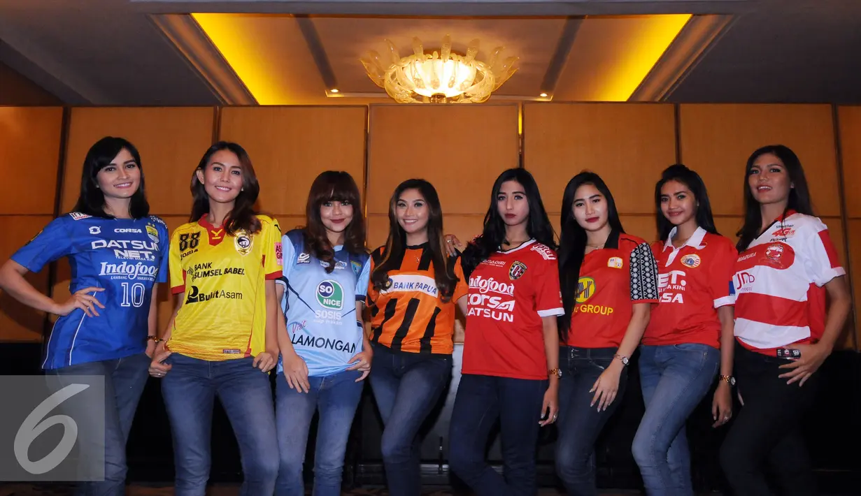 Aksi para model saat bergaya menggunakan kaos tim peserta Torabika Soccer Championship 2016 di Hotel Mulia, Jakarta, Senin (18/4). 18 klub sepakbola profesional dipastikan mengikuti Torabika Soccer Championship 2016. (Liputan6.com/Helmi Fithriansyah)