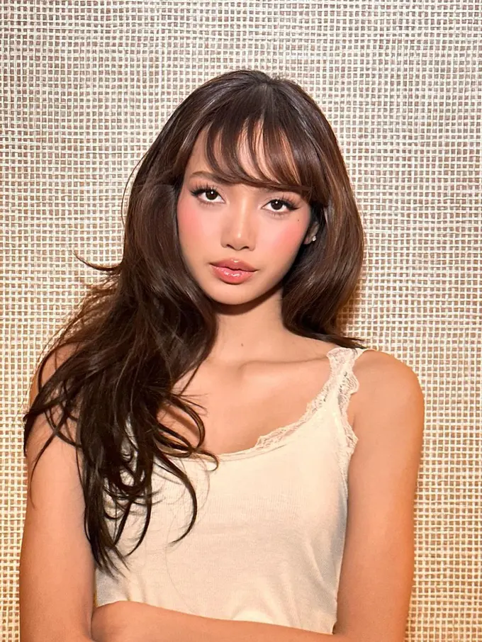 6 Pesona Lisa BLACKPINK Tampil Stunning dengan Glam Makeup dan Side Bangs untuk Las Vegas F1 Grand Prix