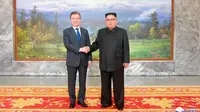 Pemimpin Korea Utara Kim Jong-un bersalaman dengan Presiden Korsel Moon Jae-in (kiri) sebelum menggelar pertemuan di Panmunjom Korea Utara (26/5). (Korean Central News Agency/Korea News Service via AP)
