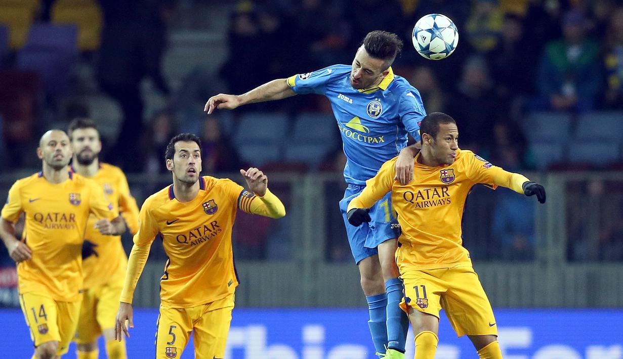 Pemain BATE Borisov, Nemanja Nikolic, berebut bola dengan pemain Barcelona, Neymar, dalam laga Grup E Liga Champions di Borisov Arena, Belarus, Rabu (21/10/2015) dini hari WIB. (EPA/Tatyana Zenkovich)