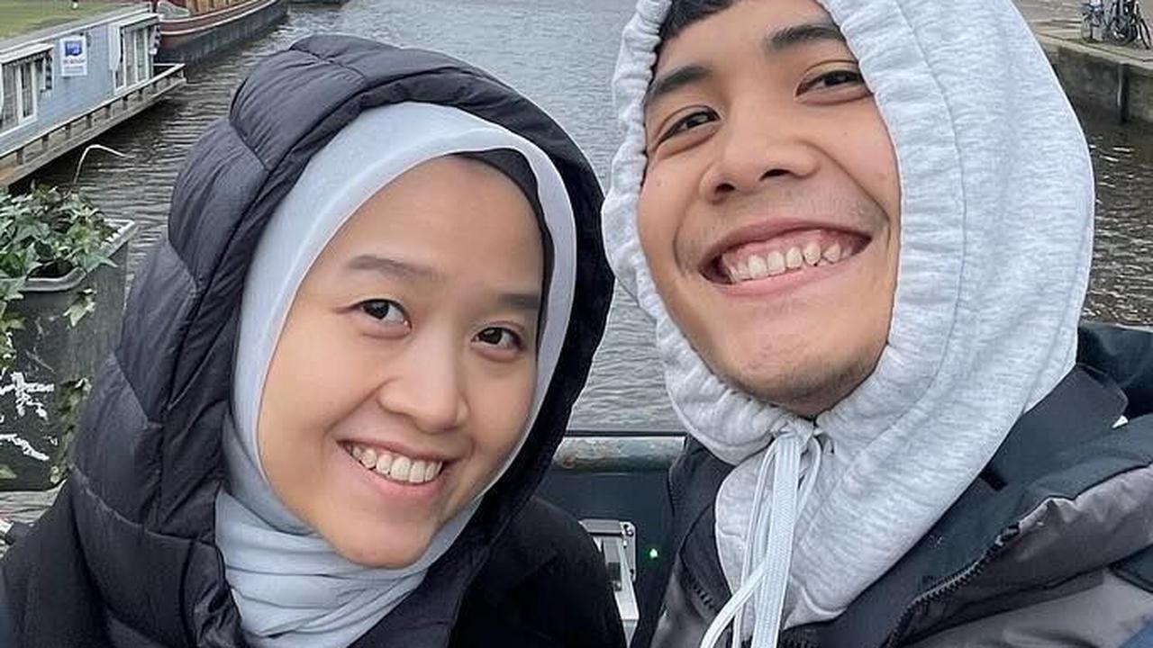 10 Potret Bintang Emon Asyik Liburan di Belanda Bareng Istri: Jalan-jalan Dulu Biar Ga Diajak Kampanye