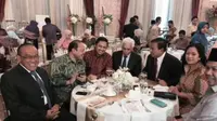 Puan yang mengenakan batik cokelat tampak tersenyum di samping Prabowo dan Fahri Hamzah.