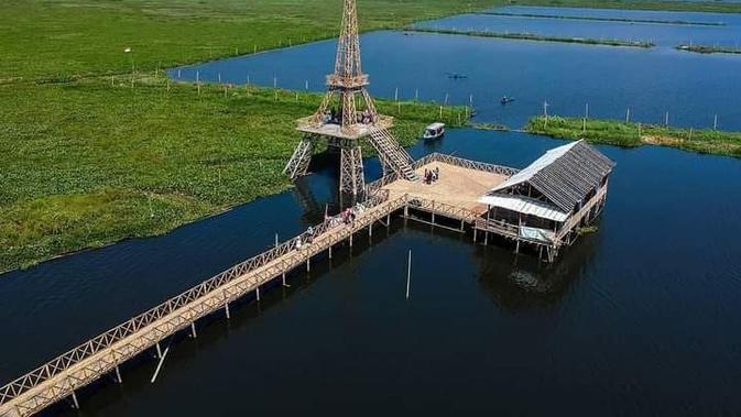 Menara Eiffel bambu di Radesa Wisata, Desa Tuntang, Semarang. (dok. Radesa Wisata/Dinny Mutiah)