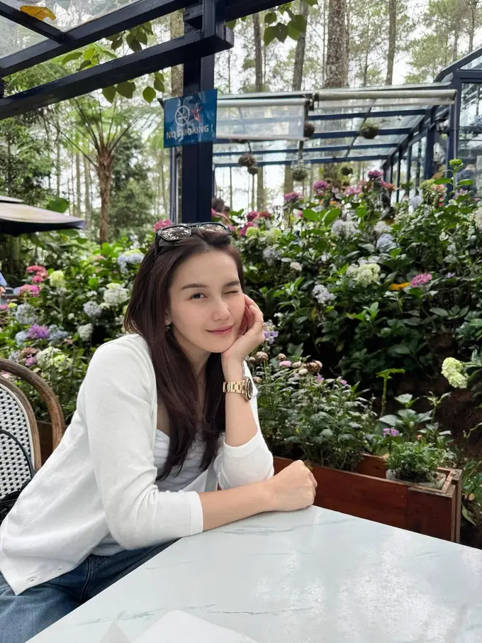 Bak Eonnie Korea saat Liburan di Lembang, Gaya Kasual Ayu Ting Ting Simpel tapi Tetap Menawan
