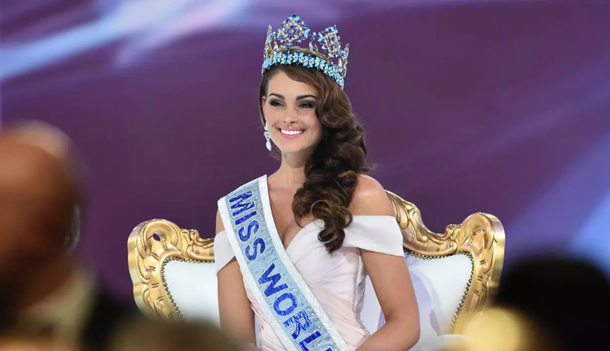 Rolene Strauss asal Afrika Selatan memenangi kontes kecantikan Miss World 2014 di London, Minggu (14/12/2014). (AFP PHOTO/Leon Neal)