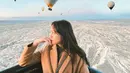 Salshabilla Adriani sempat menjalani liburan ke Turki pada bulan Mei 2022 kemarin. Dalam liburannya tersebut, ia pergi liburan bersama kedua sahabatnya yaitu Prilly Latuconsina dan Jeje Soekarno. Mengunjungi berbagai tempat ikonik, Salsha pun seru menikmati momen saat menaiki balon udara di Cappadocia.  (Liputan6.com/IG/@salshabillaadr)