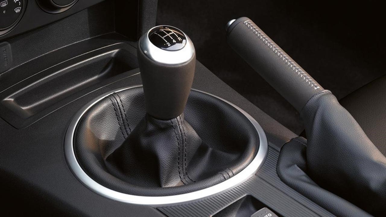 Persneling Mobil Tidak Stabil? Ini Penyebab dan Cara Mengatasinya!