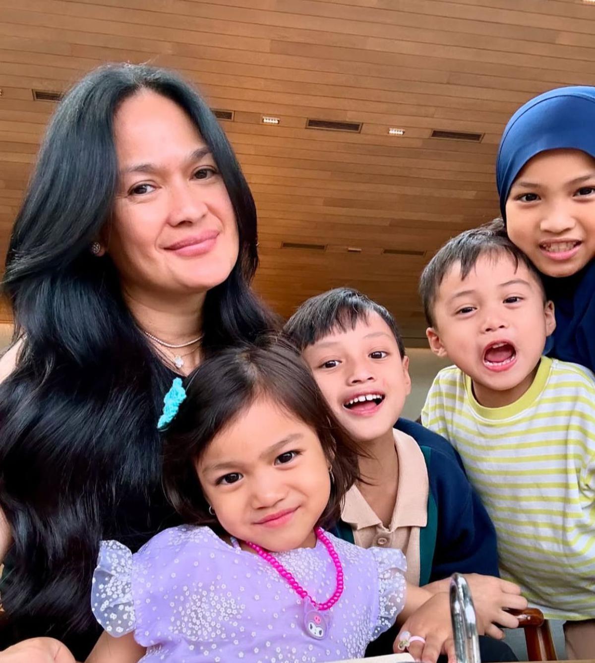 Sering Dititipi Cucu, Donna Harun Justru Merasa Bersyukur dan Dilibatkan