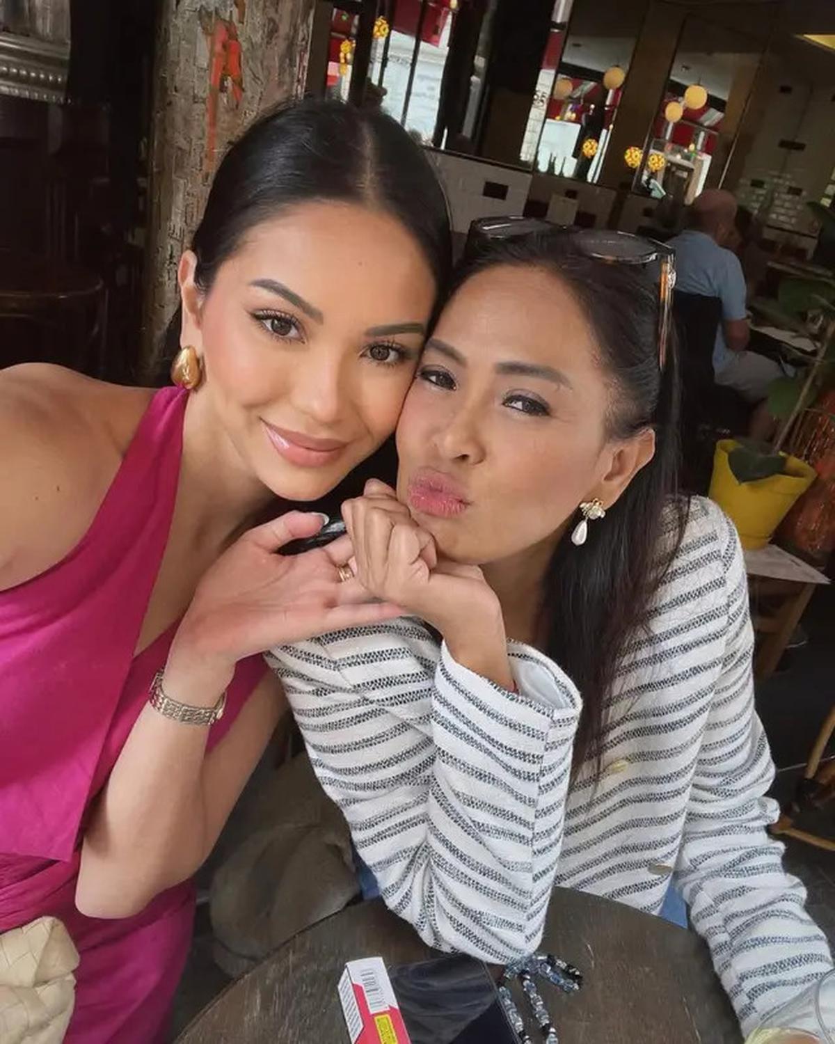 7 Inspirasi Style Anting Risa Dewi Ibunda Alyssa Daguise, Tampil Anggun dan Berwibawa di Usia 57 Tahun