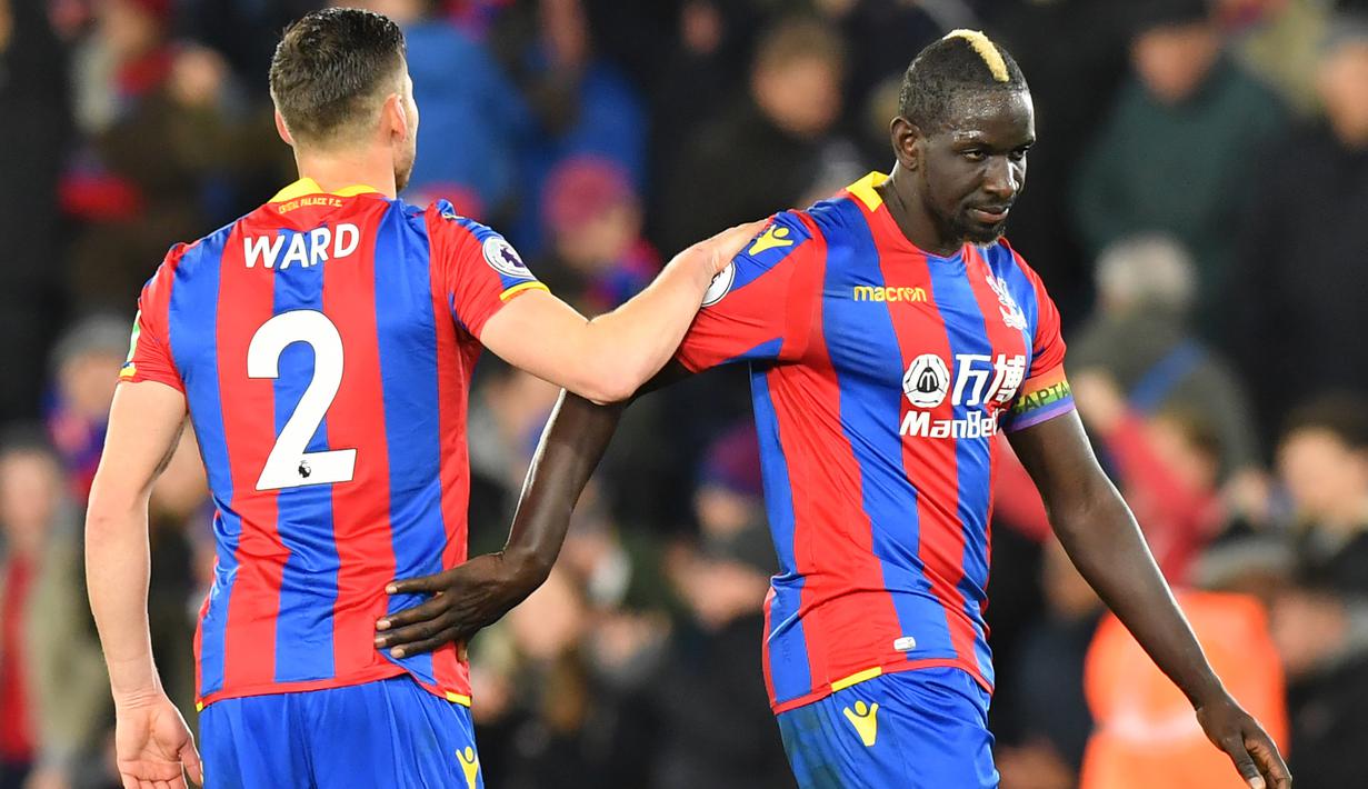 Mamadou Sakho menambah keunggula Crystal dengan satu gol ke gawang Stoke City pada laga premier League di Selhurst Park, (25/11/2017). Crystal Palace menang 2-1. (AFP/Olly Greenwood)