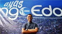 Teguh Amiruddin bak anak hilang yang kembali lagi ke pelukan Arema Cronus. Teguh resmi jadi kiper Arema. (Bola.com/Kevin Setiawan)