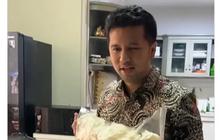 Momen Kocak Emil Dardak Bawakan 1 Kantong Kerupuk Buat Istri, Arumi Bachsin: Romantisnya Suami Aku