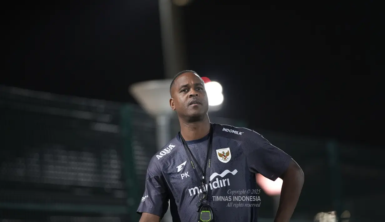 Patrick Kluivert sedang memantau para pemainnya yang sedang latihan jelang pertandingan Ronde 4 Kualifikasi Piala Dunia di Jedaah, Arab Saudi pada Sabtu (4/10/2025). (Dok. Timnas Indonesia)