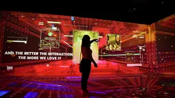 Seorang wanita menggunakan ponselnya di pameran Mobile World Congress (MWC) di Barcelona (28/6/2021). MWC 2021 menargetkan 35 ribu pengunjung pada tahun ini. (AFP/Pau Barrena)