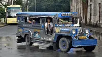 Sebagai salah satu dari transportasi umum, jeepney di Filipina menawarkan tumpangan yang lebih murah dibanding kereta, taksi, atau becak bermotor. (Dok. Wikipedia/Bahnfrend)