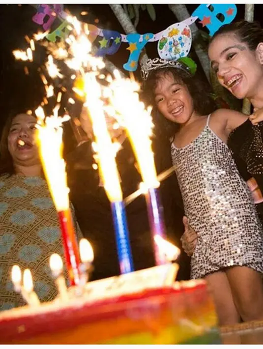 "Keceriaan yg terpancar di wajahmu takkan bisa mama gantikan dengan apapun nak.." tulis Sheila dalam akun Instagramnya.  (Instagram/sheilamarciajoseph)