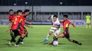 Pemain Timnas Indonesia U-20, Dony Tri Pamungkas (kedua kanan) melewati pemain Timor Leste, Luis Figo Ribeiro (kanan) pada laga Grup F Kualifikasi Piala Asia U-20 2025 di Stadion Madya, Senayan, Jakarta, Jumat (27/09/2024). (Bola.com/Bagaskara Lazuardi)