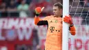 Manuel Neuer. Serupa dengan Keylor Navas, Kiper Bayern Munchen berusia 35 tahun ini juga gagal membawa timnya menjuarai Bundesliga musim 2020/2021 lalu dan catatan clean sheets-nya juga bukan yang terbaik. Namun aksi-aksi kerennya tetap memikat untuk dijadikan nominasi. (AFP/Ronny Hartmann)