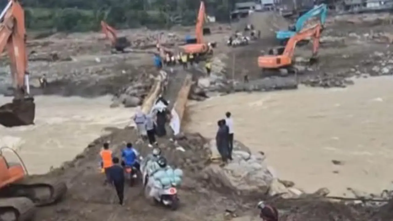 Jembatan darurat di Beutong, Kabupaten Nagan Raya, Aceh, telah rampung. Kini warga bisa mengakses jalur yang sempat terputus.