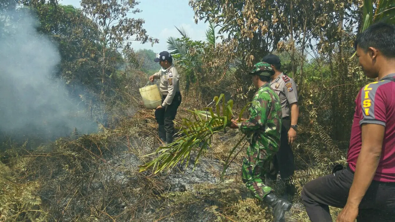 Pasukan Ember Berjuang Jinakkan Kebakaran 30 Hektare Lahan 