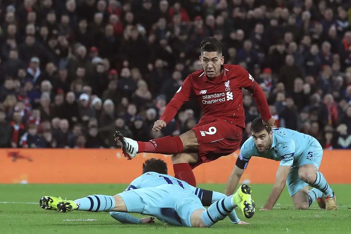Striker Liverpool, Roberto Firmino, melepaskan tendangan saat melawan Arsenal pada laga Premier League di Stadion Anfield, Liverpool, Sabtu (29/12). Liverpool menang 5-1 atas Arsenal. (APPeter Byrne)