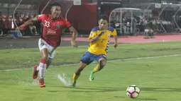 Bek Bali United, Andhika Wijaya, berusaha melewati gelandang Tampines Rovers, Muhammad Zulfadhmi, pada laga kualifikasi Liga Champions Asia di Stadion I Wayan Dipta, Gianyar, Selasa (16/1/2018). Bali menang 3-1 atas Tampines. (Bola.com/Ronald Seger)