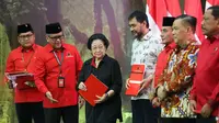 Ketua Umum Partai Demokrasi Indonesia Perjuangan (PDIP) Megawati Soekarnoputri menyerahkan surat rekomendasi kepada bakal calon gubernur dan wakil gubernur di Pilkada 2024. (Foto: Dokumentasi PDIP).