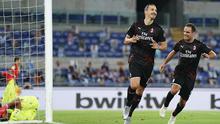 Pemain AC Milan Zlatan Ibrahimovic (kiri) merayakan dengan Giacomo Bonaventura usai mencetak gol ke gawang Lazio pada pertandingan Serie A di Olympic Stadium, Roma, Italia, Sabtu (4/7/2020). AC Milan mengalahkan Lazio dengan skor 3-0. (Spada/LaPresse via AP)