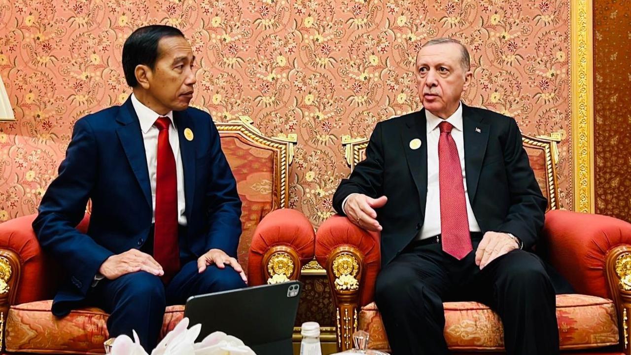 Selain itu, Jokowi menekankan bahwa OKI harus bersatu dan berada di depan. OKI harus mendesak gencatan senjata segera dilakukan.<br>