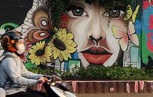 FOTO: Kreativitas Seni Mural Petugas PPSU Percantik Bangunan Tua di Jalan Malaka Jakarta, Pemandangannya Bikin Adem