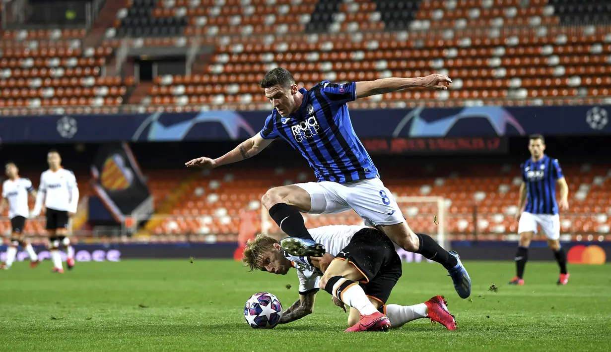 Bek Atalanta, Robin Gosens berusaha melewati pemain Valencia, Daniel Wass pada pertandingan leg kedua babak 16 besar Liga Champions di Mestalla, Spanyol (10/3/2020). Atalanta menang 4-3 atas Valencia dan lolos ke perempat final Liga Champions. (UEFA via AP)