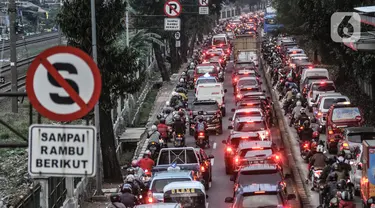 Kendaraan terjebak macet akibat penutupan jalan untuk proyek galian saluran di Jalan I Gusti Ngurah Rai, Jakarta, Rabu (6/1/2021). Penutupan jalan sehubungan adanya pekerjaan box culvert dan crossing buis beton oleh Sudin Sumber Daya Air Kota Administrasi Jakarta Timur. (merdeka.com/Iqbal S Nugorho)