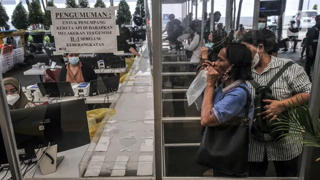 FOTO: Jelang Larangan Mudik, Ribuan Penumpang Padati Stasiun Pasar Senen