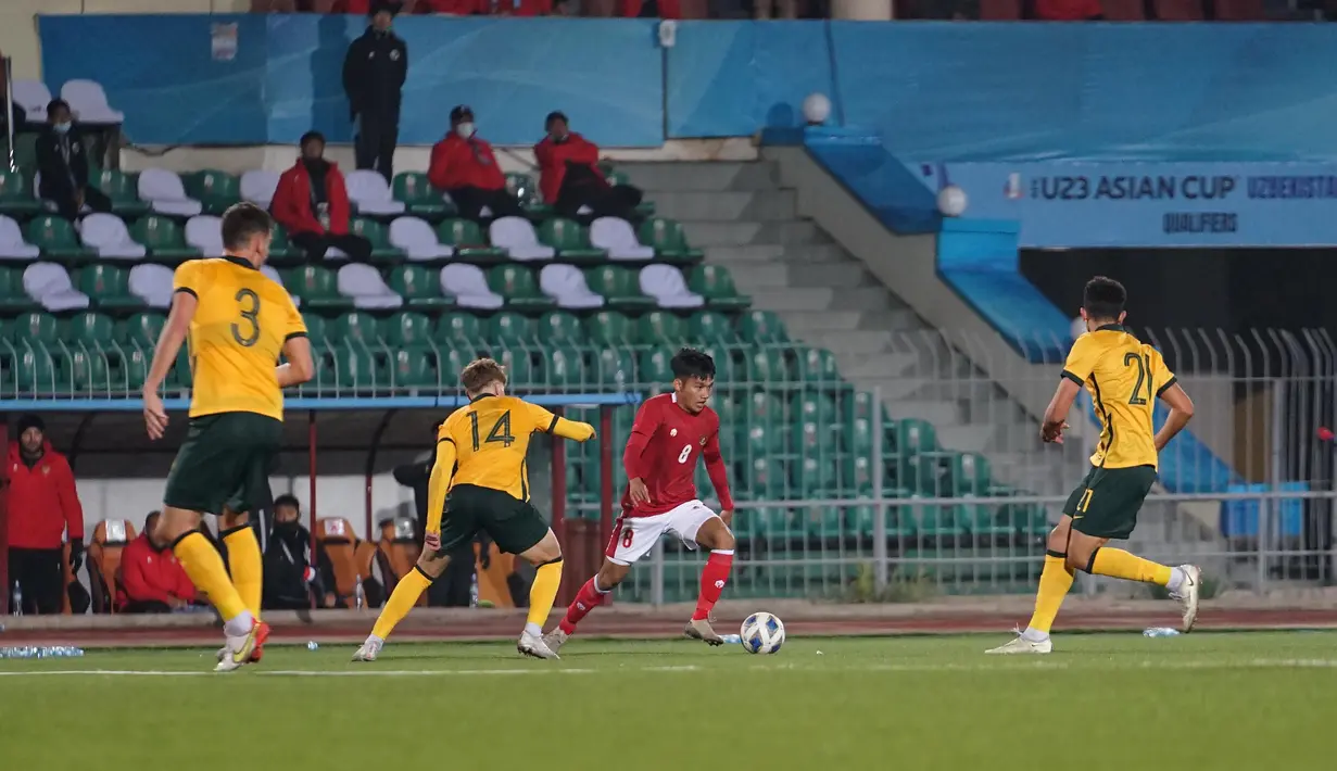 Timnas Indonesia U-23 sebenarnya tidak mengulur waktu untuk menebar ancaman ke gawang Australia U-23. Peluang pertama dalam pertandingan ini tercipta pada menit kedua lewat tembakan Witan Sulaeman, namun bola sepakannya masih melambung. (Dok. PSSI)