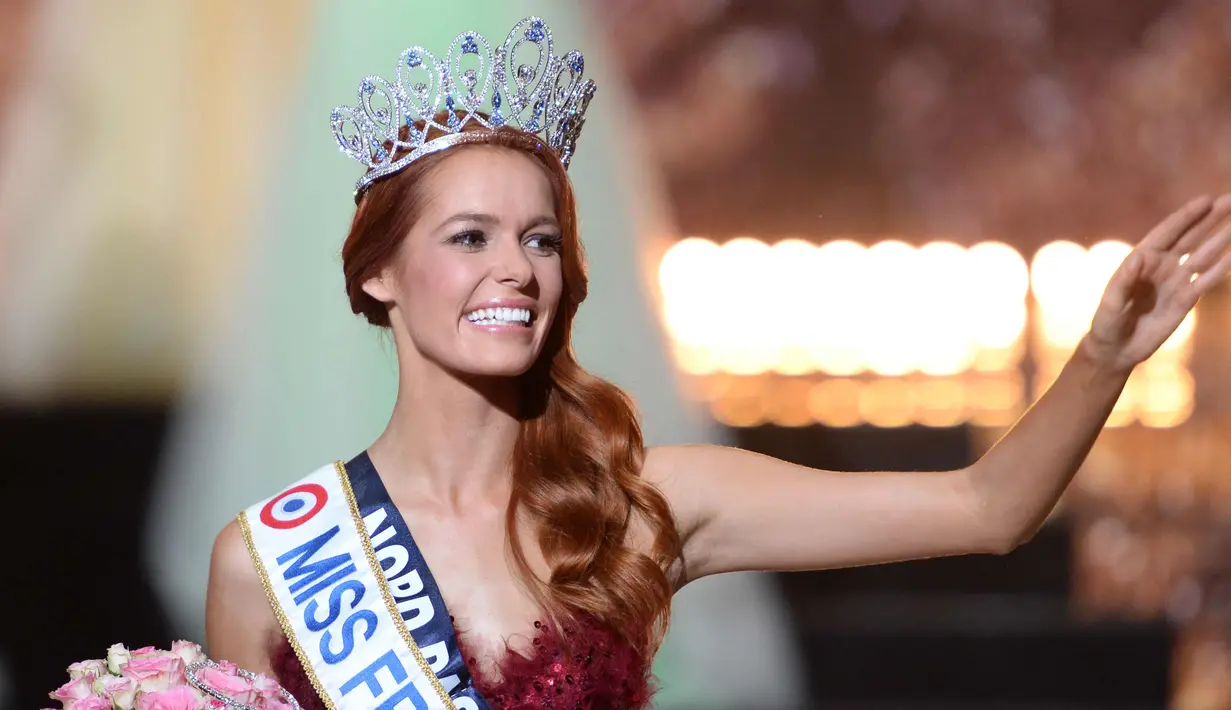 Ekspresi Maeva Coucke setelah menerima mahkota Miss France 2018 di Chateauroux, Prancis tengah (16/12). Gadis 23 tahun ini memulai karirnya di tahun 2013, saat dinobatkan sebagai Miss Boulogne 2013. (AFP Photo/Guillaume Souvant)