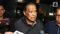 Selanjutnya, pada 9 Januari 2026, KPK mengumumkan dua dari tiga orang yang dicegah tersebut menjadi tersangka kasus dugaan korupsi kuota haji, yakni Yaqut Cholil Qoumas (YCQ), dan Ishfah Abidal Aziz (IAA). Tampak dalam foto, pemilik agen perjalanan haji dan umroh, Maktour Travel, Fuad Hasan Masyhur, menjawab pertanyaan pewarta saat meninggalkan Gedung Merah Putih Komisi Pemberantasan Korupsi (KPK), Jakarta, Senin (26/1/2025). (Liputan6.com/Helmi Fithriansyah)