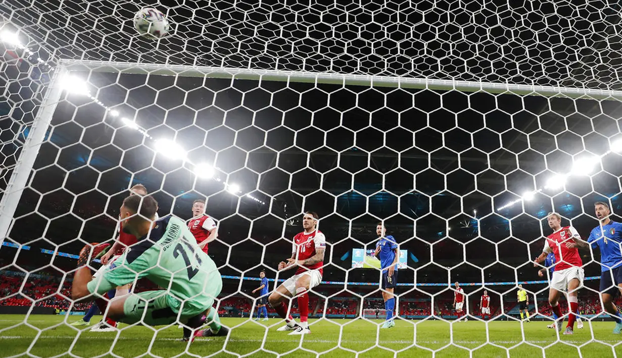 Penjaga gawang Italia Gianluigi Donnarumma mencoba menyelamatkan bola saat pemain Austria Sasa Kalajdzic mencetak gol pada pertandingan babak 16 besar Euro 2020 di Stadion Wembley, London, Inggris, Sabtu (26/6/2021). Italia menang 2-1. (AP Photo/Frank Augstein, Pool)