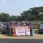 Pemilik Mobil Toyota Kumpulkan dan Bagi-Bagi Sajadah (Ist)