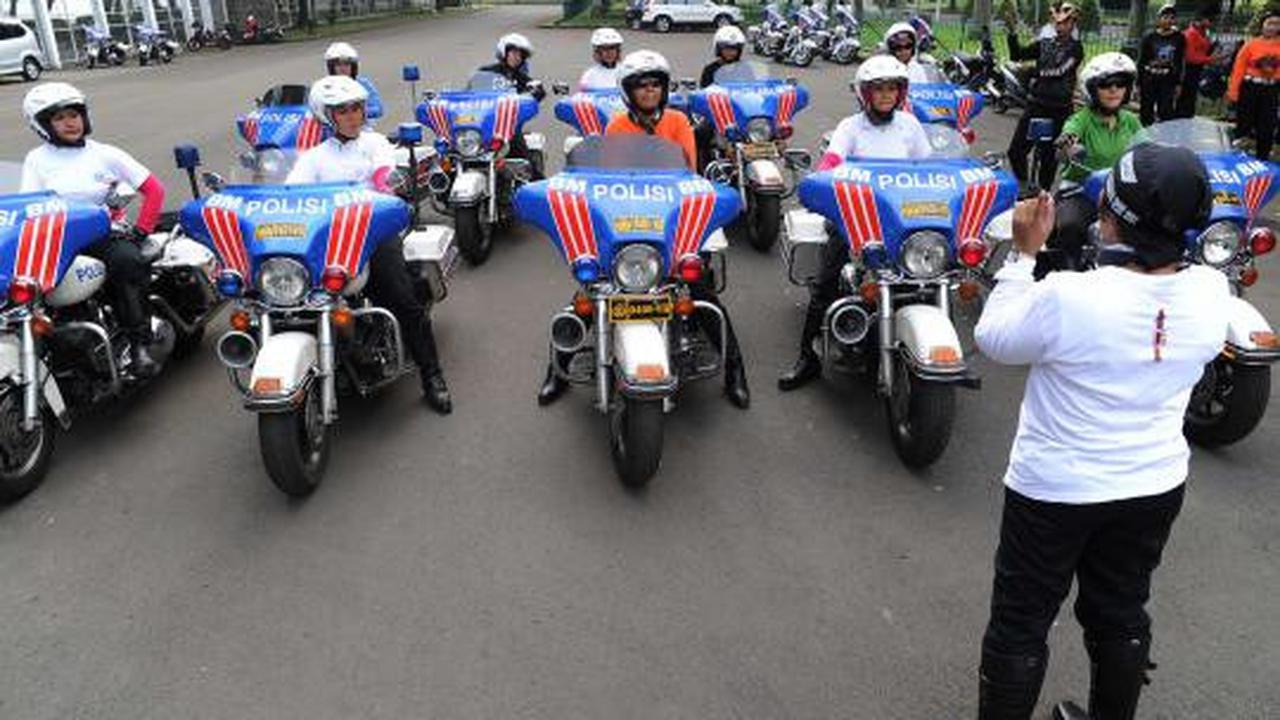 Polwan cantik akrobat pakai motor gede 
