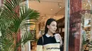 Aaliyah Massaid tampil begitu casual dengan polo lengan panjang dipadukan dengan celana kulot. Sebuah OOTD yang tampak begitu nyaman dikenakan. [Foto: Instagram/ Aaliyah Massaid]