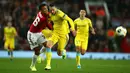 Pemain Manchester United Mason Greenwood (kiri) berebut bola dengan pemain Astana Zarko Tomasevic pada laga pertama Grup L Liga Europa di Old Trafford, Manchester, Inggris Kamis (19/9/2019). Manchester United menang 1-0 atas Astana. (AP Photo/Dave Thompson)