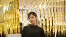 Terlihat seperti artis Korea, Azizi Asadel memilih tampilan chic. Ia terlihat semakin memukau dengan mini skirt, ankle boots dan belt. / Foto: Adrian - Fimela.com.