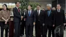 Presiden Joko Widodo (kedua kiri) berjabat tangan dengan Ketua DPR RI Setya Novanto usai melakukan rapat konsultasi di Gedung Nusantara IV, Jakarta (6/4/2015). Rapat konsultasi membahas APBN-P dan rencana pelantikan Kapolri. (Liputan6.com/Andrian M Tunay)
