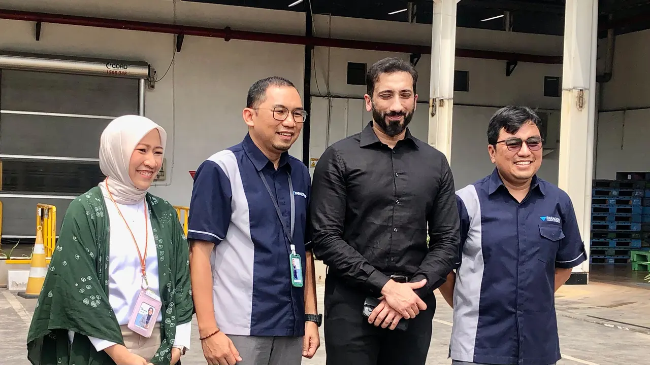 Paragon gandeng Nouman Ali Khan, upaya seimbangkan pekerjaan dan ibadah di tengah kesibukan, saat kunjungan di PT Paragon Technology and Innovation Jatake 6 di Tangerang