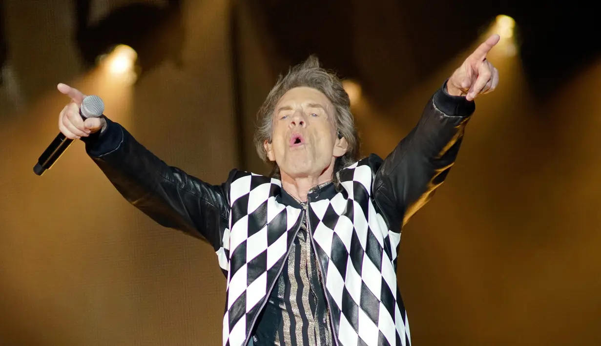 Penampilan Mick Jagger saat konser Rolling Stones dalam tur 'No Filter' di Soldier Field, Chicago, Amerika Serikat, Jumat (21/6/2019). Rolling Stones sendiri saat ini dipunggawai oleh Mick Jagger, Richards, Ronnie Wood, dan Charlie Watts. (Photo by Rob Grabowski/Invision/AP)