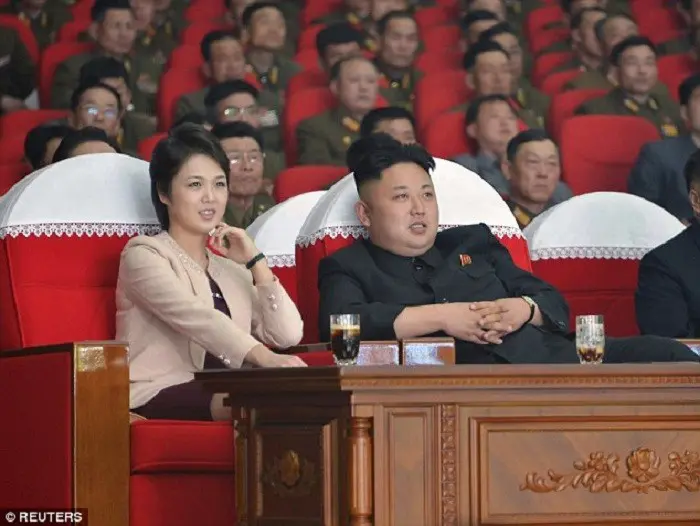 Penampilan terakhir Kim Jong-un dan sang istri, Ri Sol-ju saat menonton pertunjukan musik pada Maret lalu (Reuters)