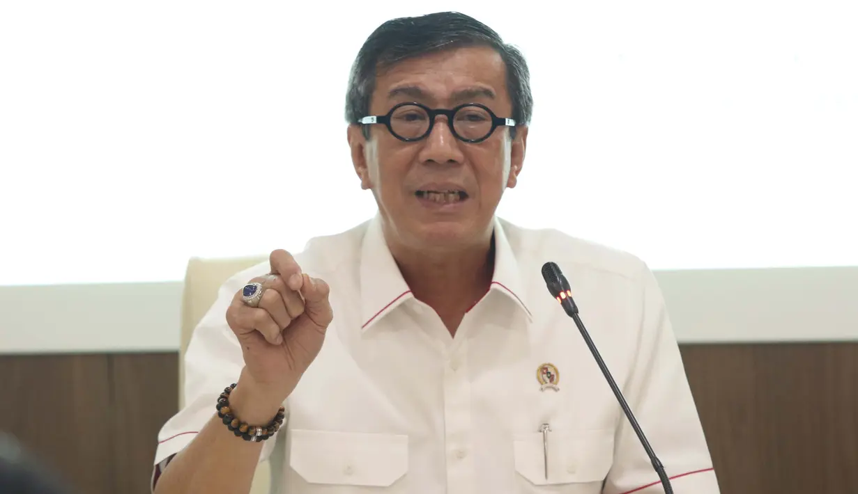 Menteri Hukum dan HAM, Yasonna H. Laoly menyampaikan keterangan di Jakarta, Senin (25/3). Keterangan terkait kemenangan pemerintah Indonesia atas perusahaan pertambangan Churchill Mining Plc dan Planet Mining Pty Ltd di gugatan arbitrase International​ ICSID. (Liputan6.com/Helmi Fithriansyah)